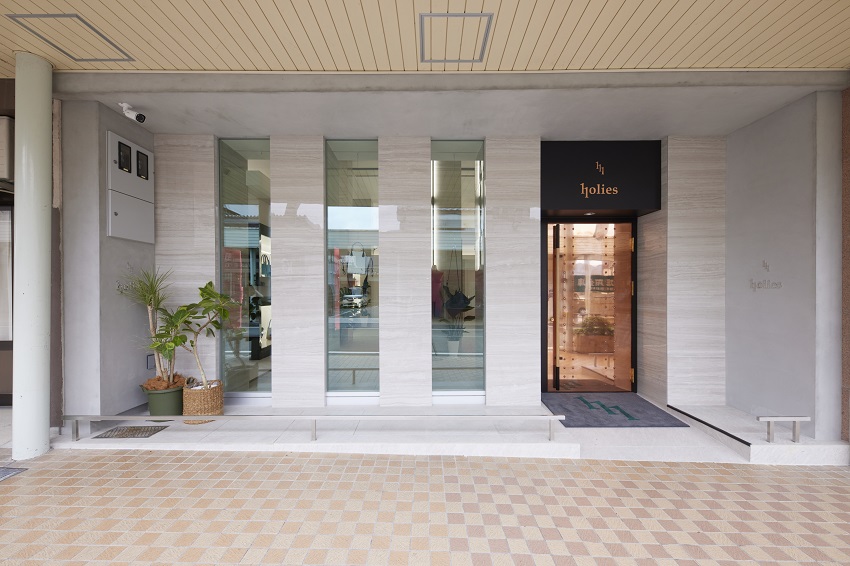 改修後の外観。holiesの店舗