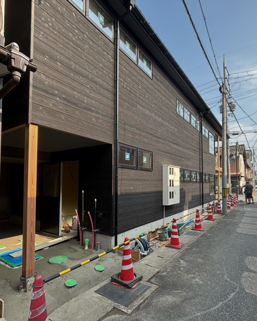 通りから見た焼杉の黒い外観