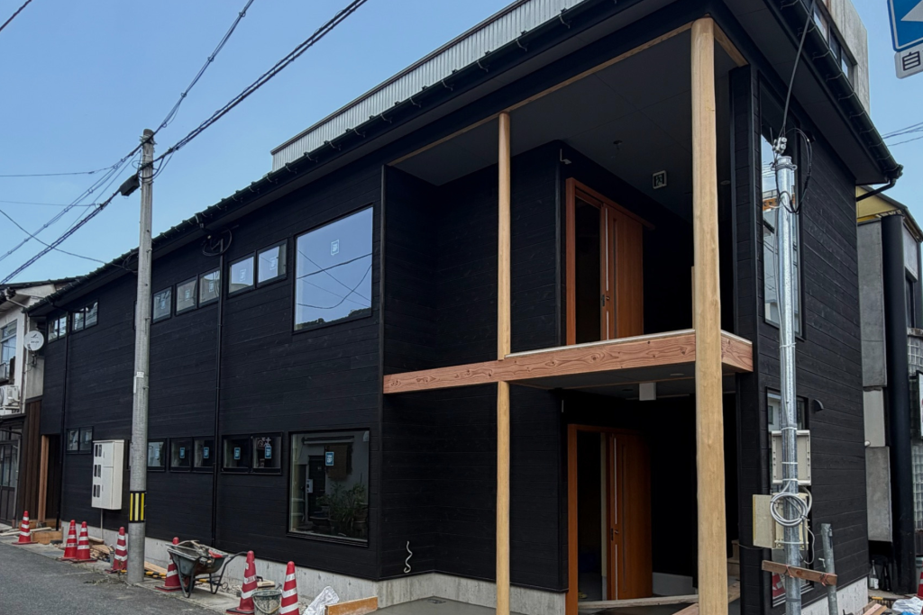 足場が取れた、焼杉の黒い外壁が目を惹く新築テナント店舗の外観