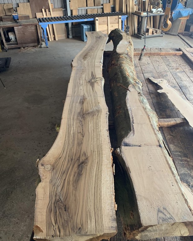 挽き割った耳付きの板材