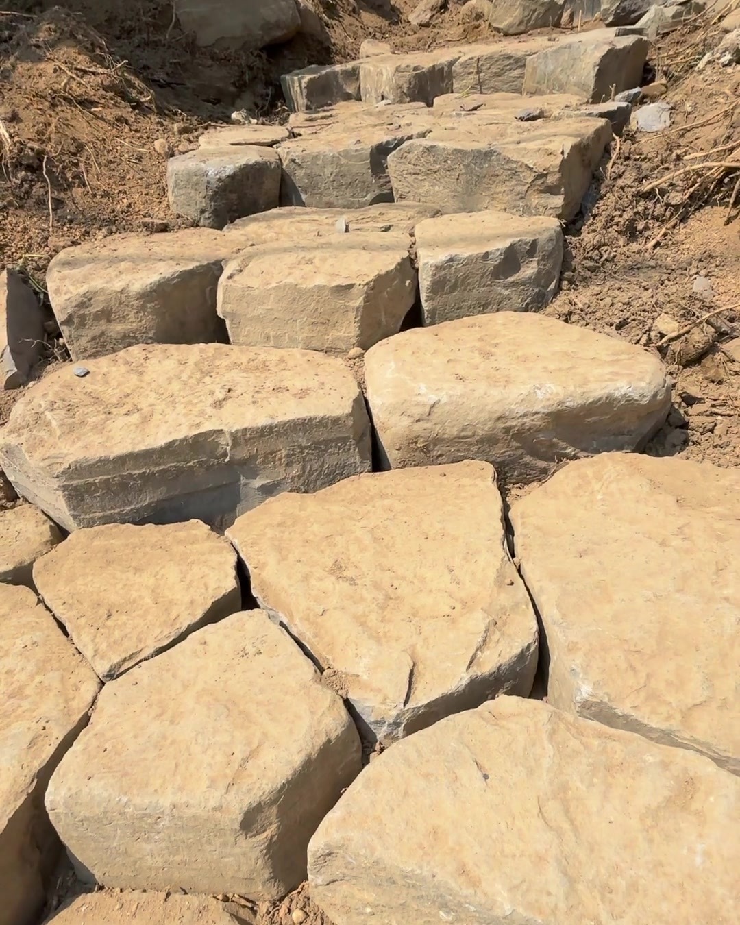 草を刈って現れた玄武岩のアプローチ