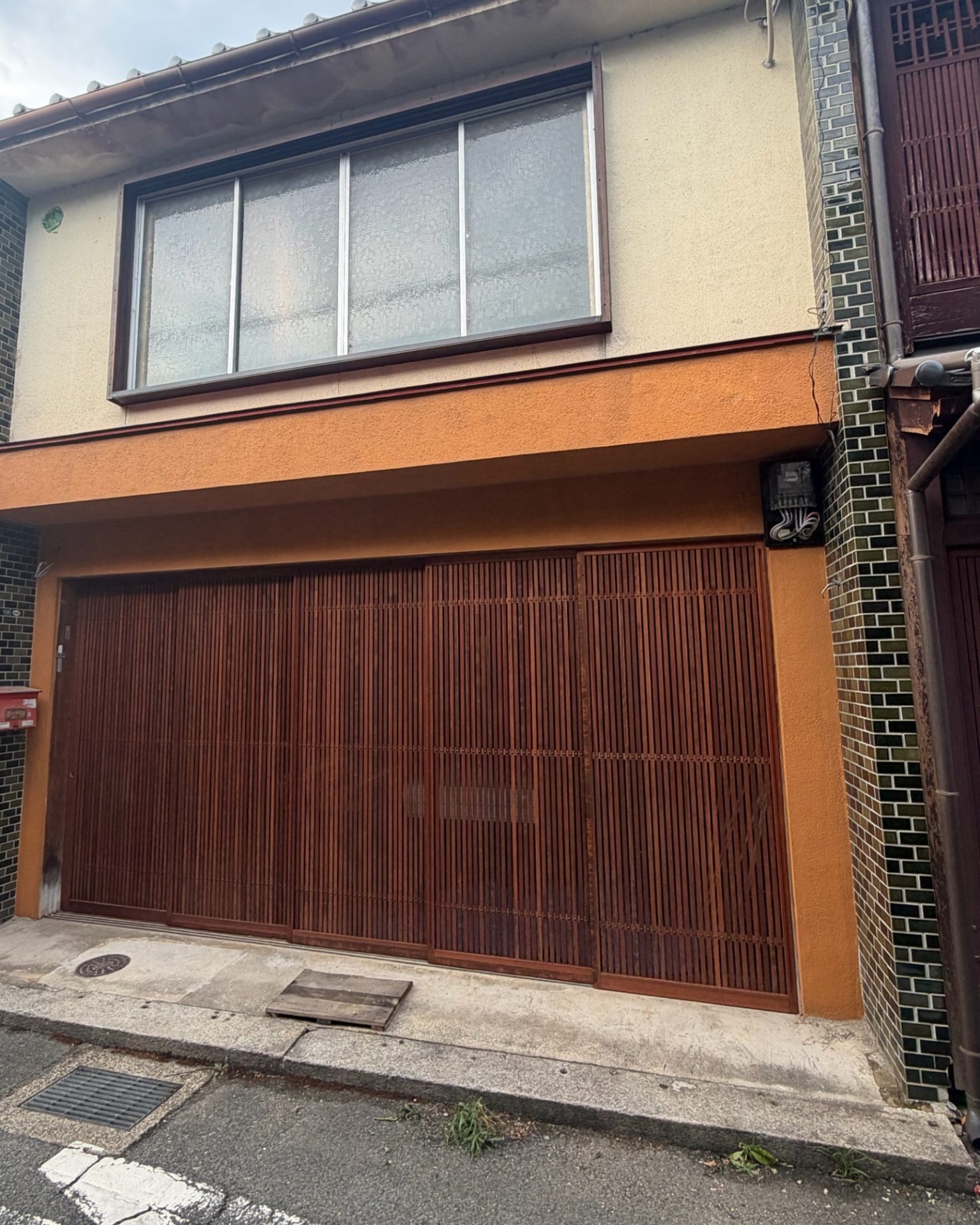 木目の格子を取りつけた外観