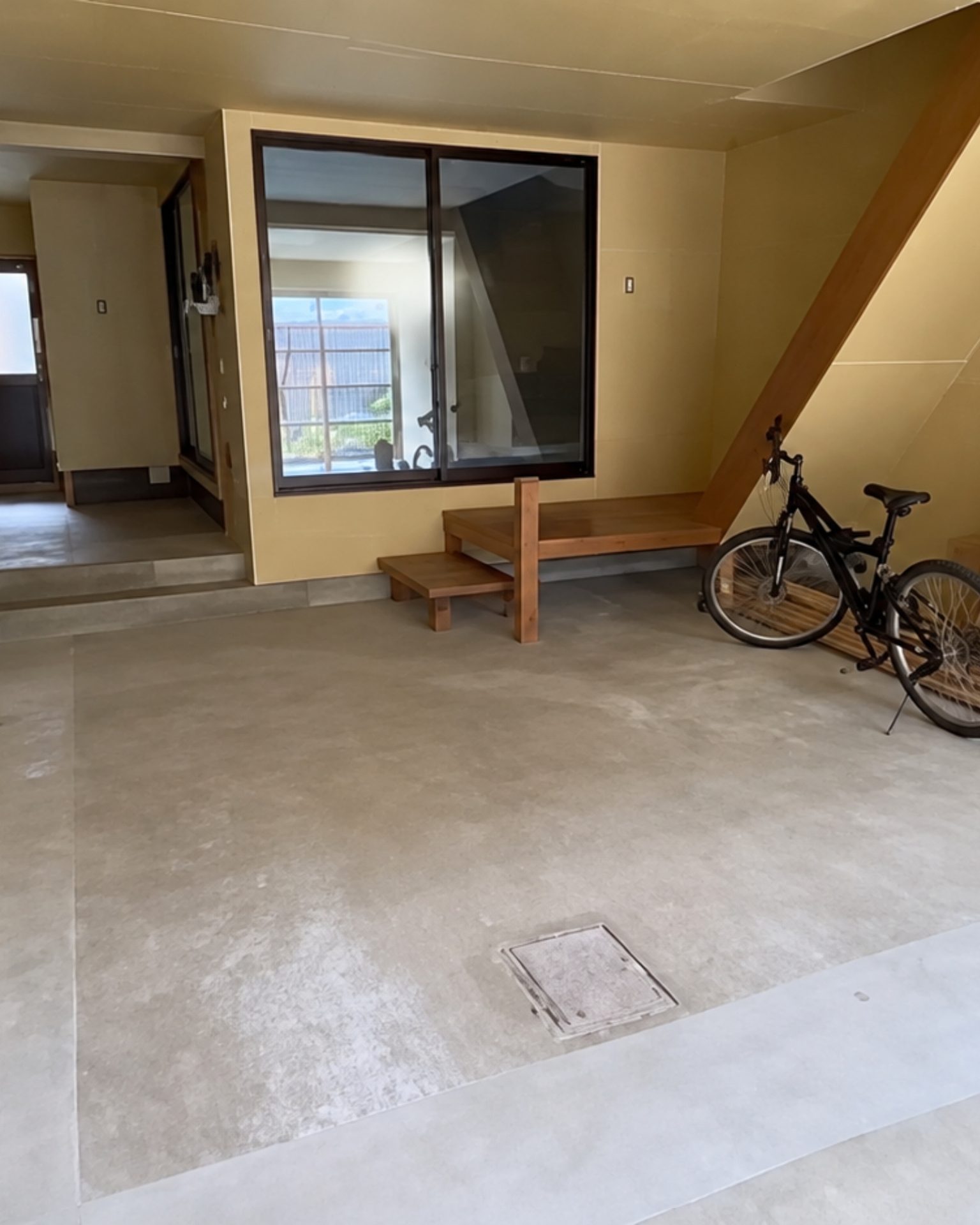 自転車を置いた広い土間