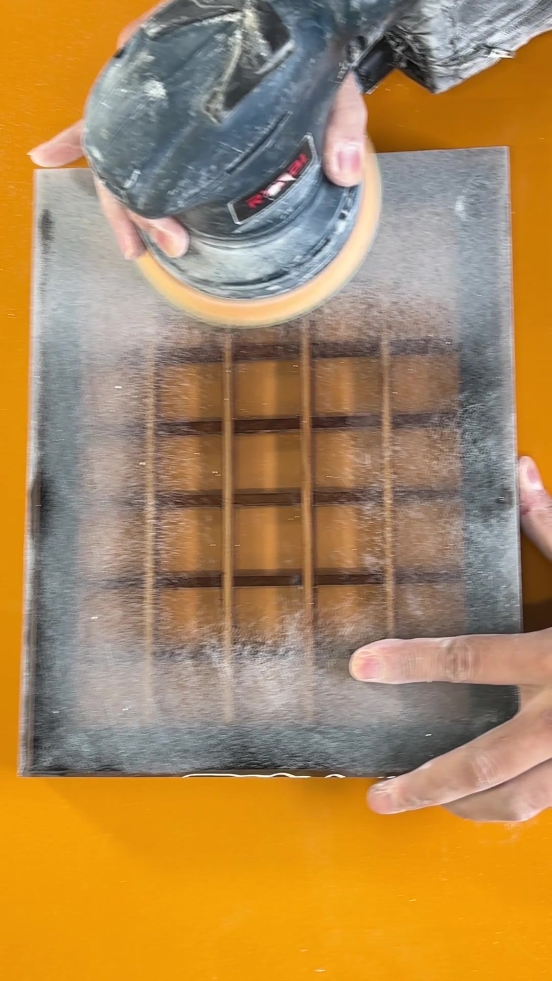 白く曇った樹脂の面をサンダーで磨く