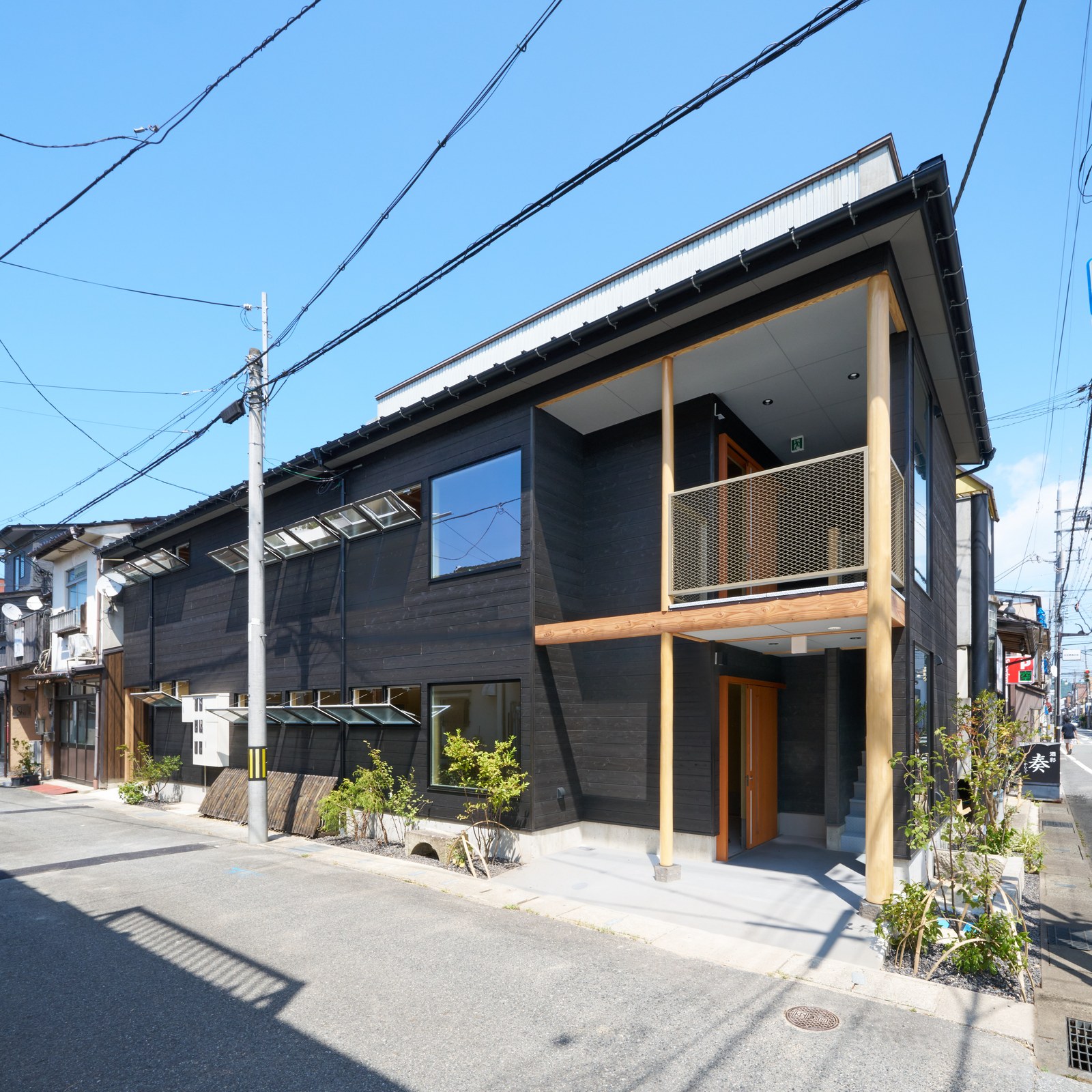 焼杉の黒い外壁。豊岡市中央町の角地に建つ木造2階建ての貸店舗