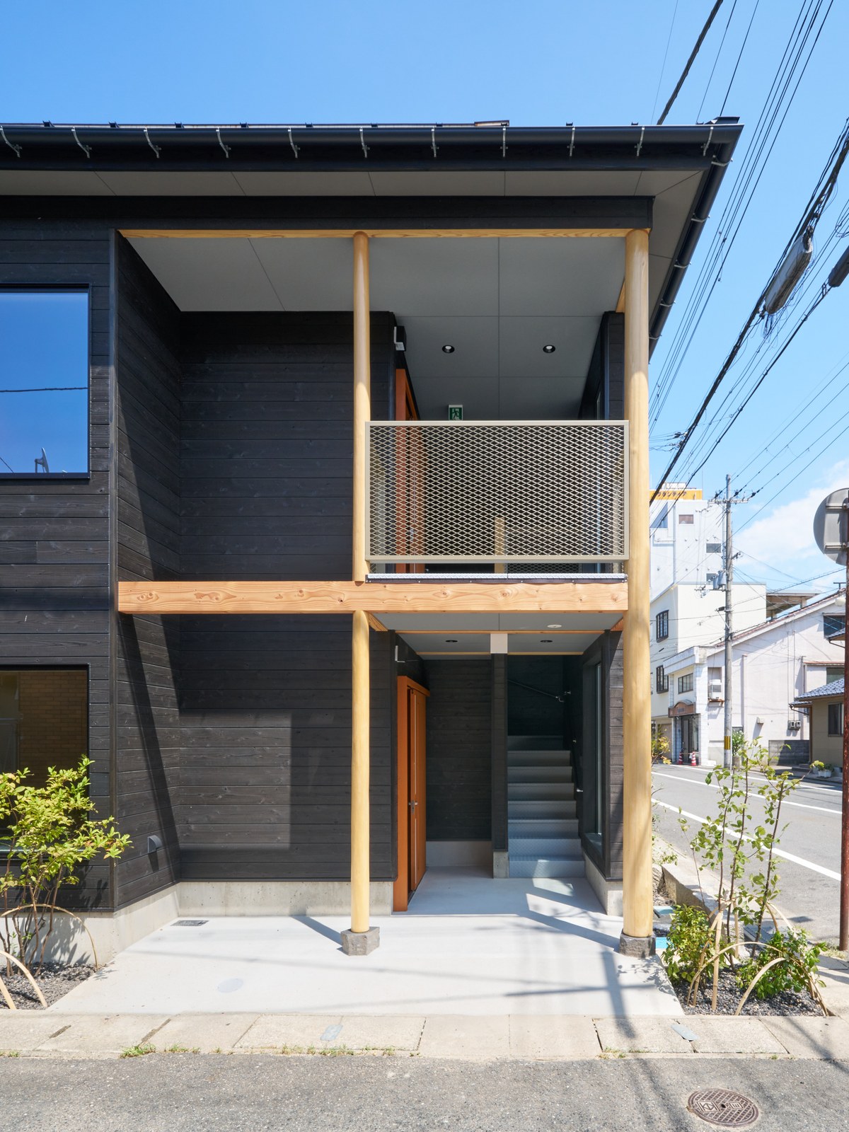 建物の外に設けた2階への専用階段