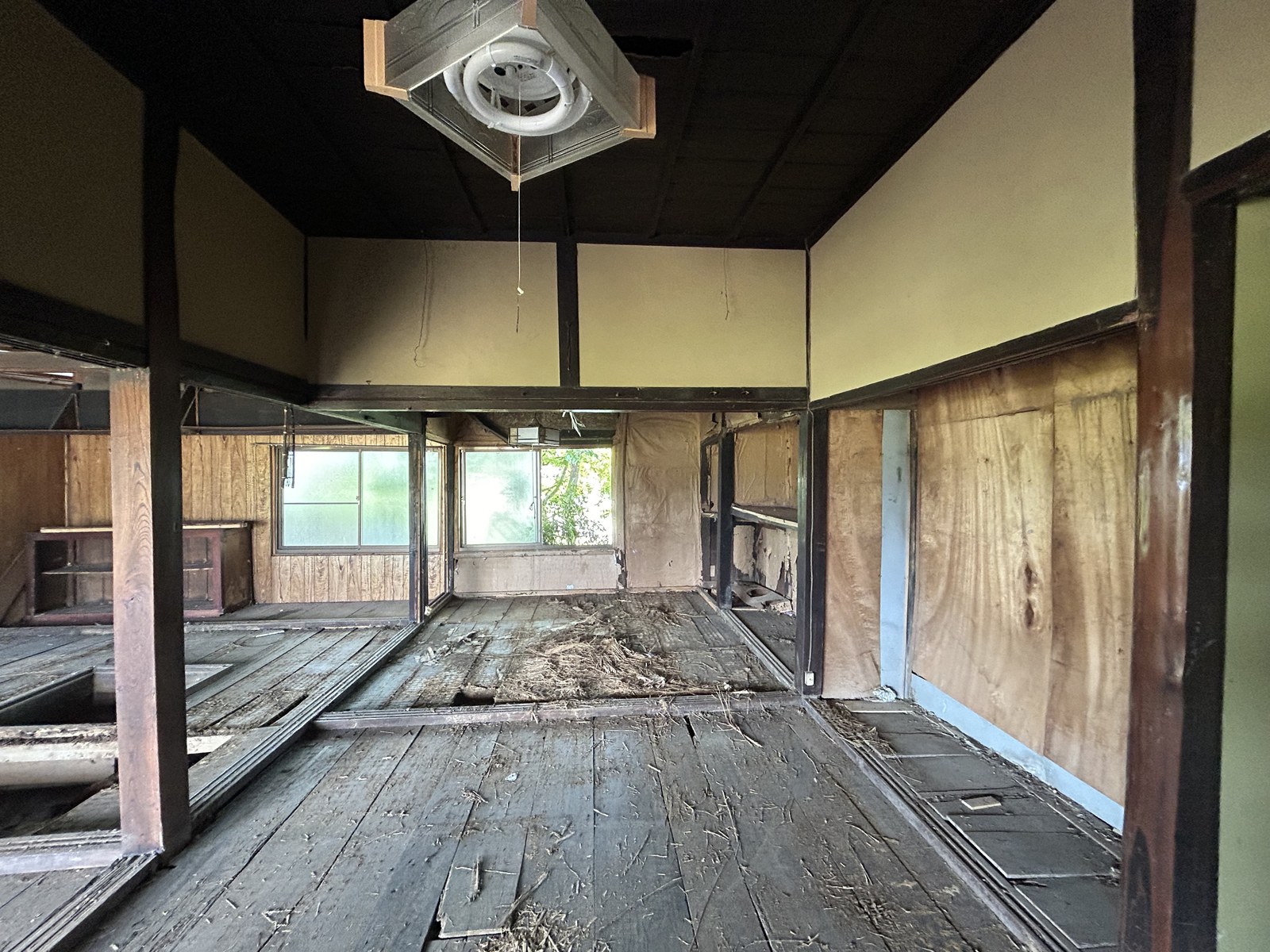 床と壁を外していく前の室内