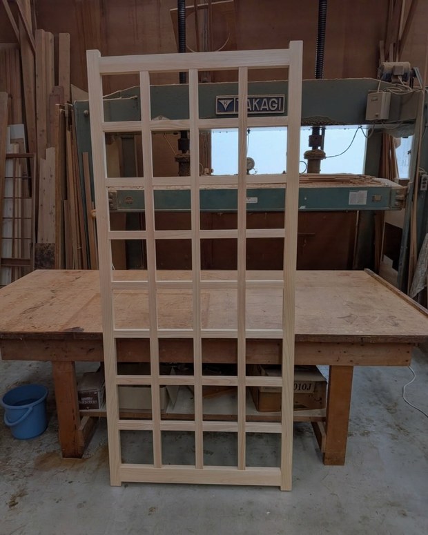 工房で組み上げた格子の建具